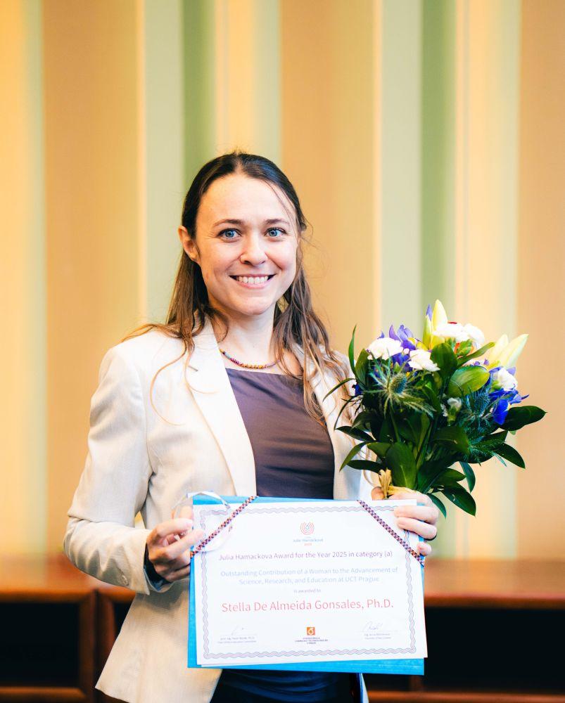 Dr. Stella De Almeida Gonsales z Ústavu polymerů obdržela  Cenu Julie Hamáčkové. 